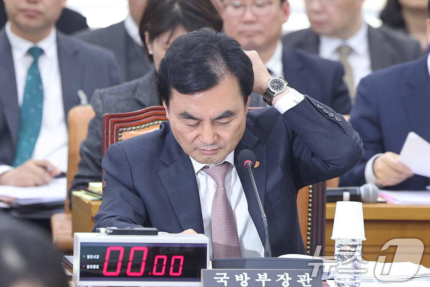 (서울=뉴스1) 신웅수 기자 = 안규백 국방부 장관이 17일 서울 여의도 국회에서 국방위원회 전체회의에서 생각에 잠겨 있다. 2026.3.17/뉴스1