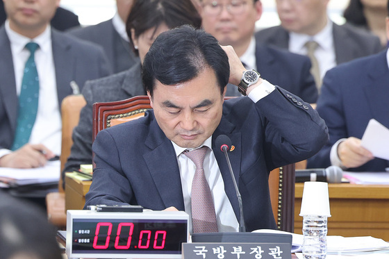 생각 잠긴 안규백 장관