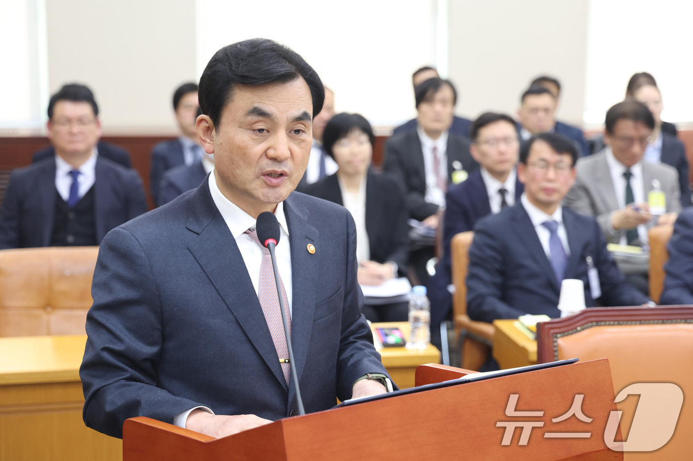 (서울=뉴스1) 신웅수 기자 = 안규백 국방부 장관이 17일 서울 여의도 국회에서 국방위원회 전체회의에서 업무보고를 하고 있다. 2026.3.17/뉴스1