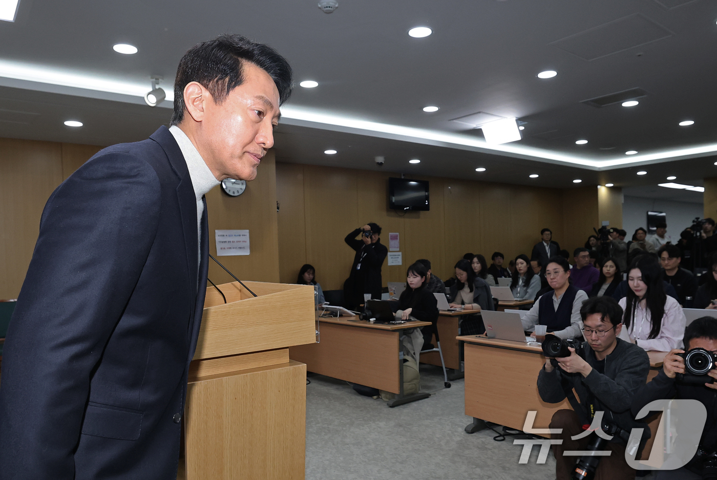 (서울=뉴스1) 오대일 기자 = 오세훈 서울시장이 6·3지방선거 국민의힘 서울시장 후보자 추가 공천 접수 마감일인 17일 오후 서울시청 브리핑룸에서 공천 신청과 관련한 입장을 밝힌 …