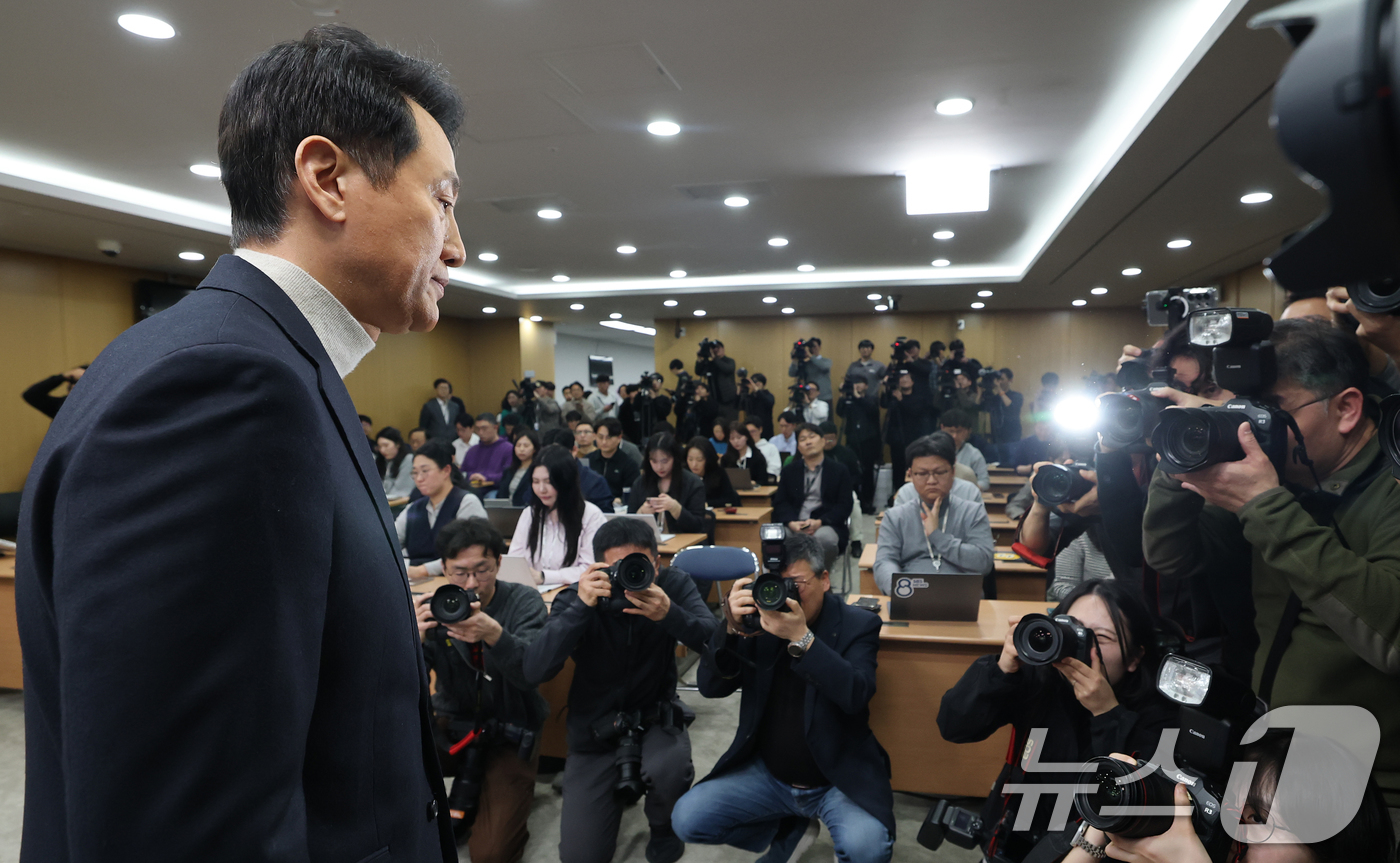(서울=뉴스1) 오대일 기자 = 오세훈 서울시장이 6·3지방선거 국민의힘 서울시장 후보자 추가 공천 접수 마감일인 17일 오후 서울시청 브리핑룸에서 공천 신청과 관련한 입장을 밝힌 …