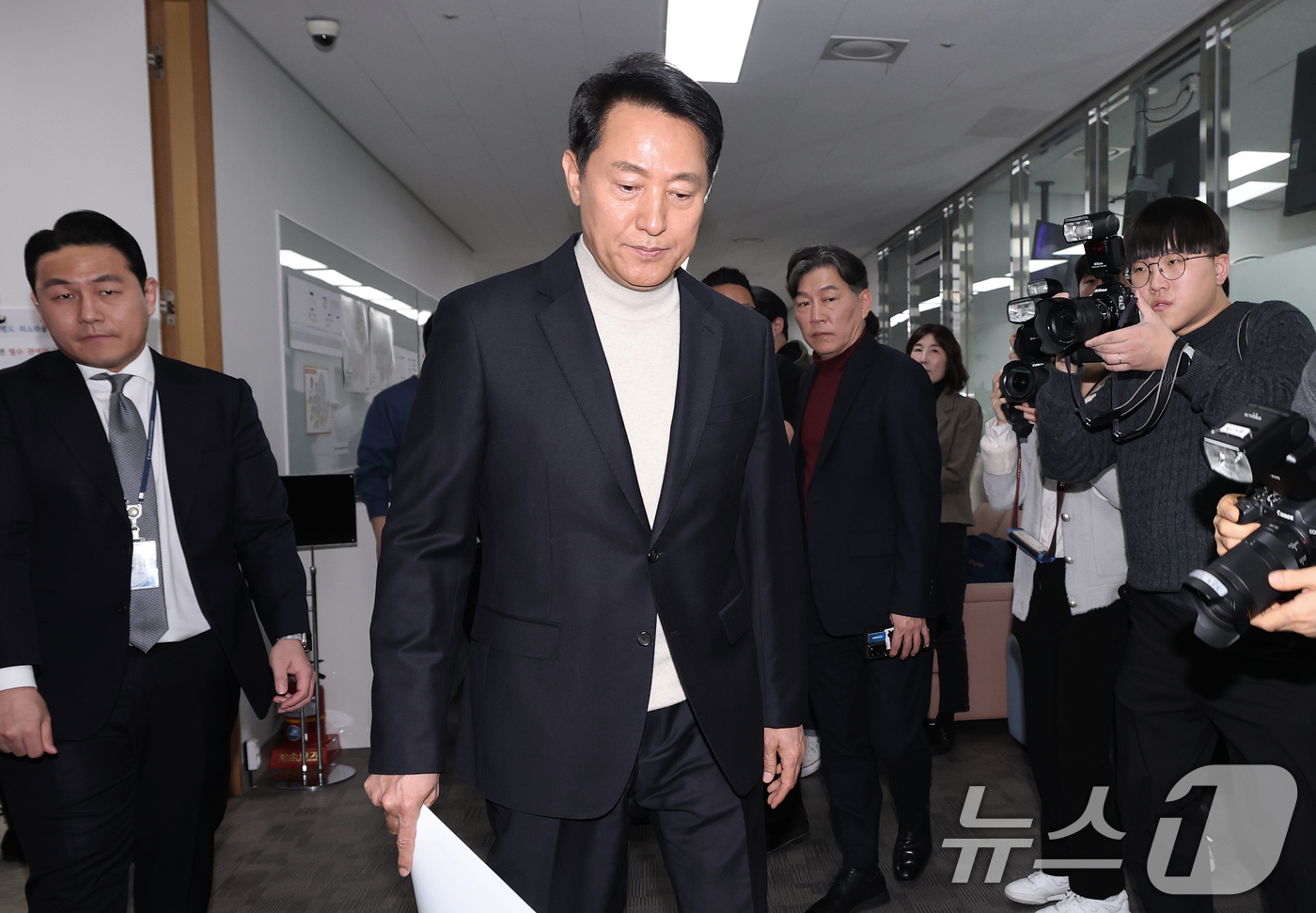 (서울=뉴스1) 오대일 기자 = 오세훈 서울시장이 6·3지방선거 국민의힘 서울시장 후보자 추가 공천 접수 마감일인 17일 오후 서울시청 브리핑룸에서 공천 신청과 관련한 입장을 밝힌 …