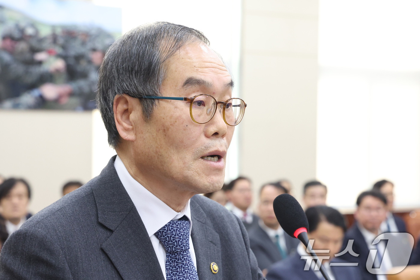 (서울=뉴스1) 신웅수 기자 = 이용철 방위사업청장이 17일 서울 여의도 국회에서 국방위원회 전체회의에서 업무보고를 하고 있다. 2026.3.17/뉴스1