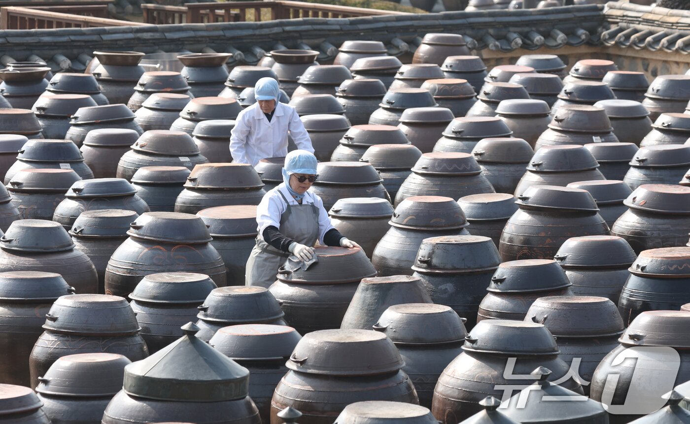 본문 이미지 - 절기상 춘분을 사흘 앞둔 17일 경기 안성시 일죽면 서일농원에서 직원들이 장독대를 닦고 있다. 2026.3.17 ⓒ 뉴스1 김영운 기자