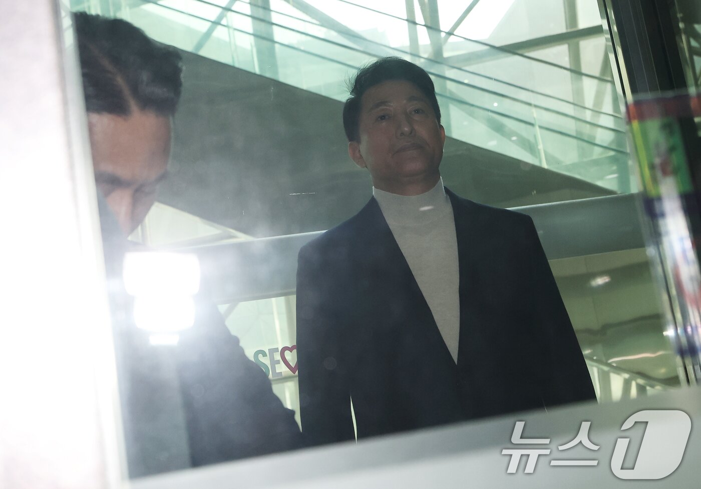 본문 이미지 - 오세훈 서울시장이 6·3지방선거 국민의힘 서울시장 후보자 추가 공천 접수 마감일인 17일 오후 서울시청 브리핑룸에서 공천 신청과 관련한 입장을 밝힌 후 엘리베이터를 타고 이동하고 있다.  2026.3.17 ⓒ 뉴스1 오대일 기자