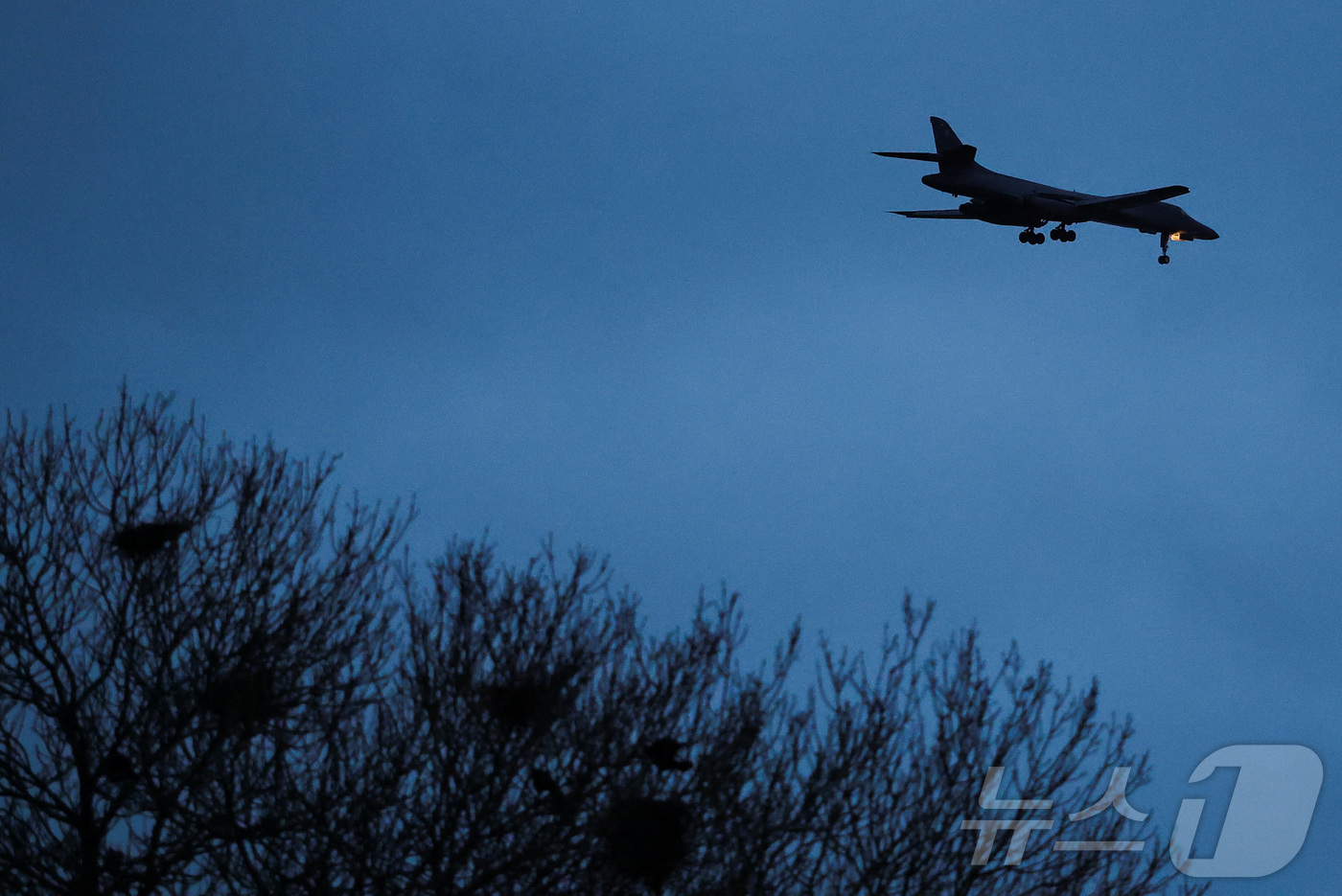 (페어퍼드 로이터=뉴스1) 이정환 기자 = 17일(현지시간) 미국과 이스라엘 간 이란과의 갈등이 계속되는 가운데, 미 공군(USAF) 소속 B1-B 폭격기가 영국 글로스터셔주 페어 …