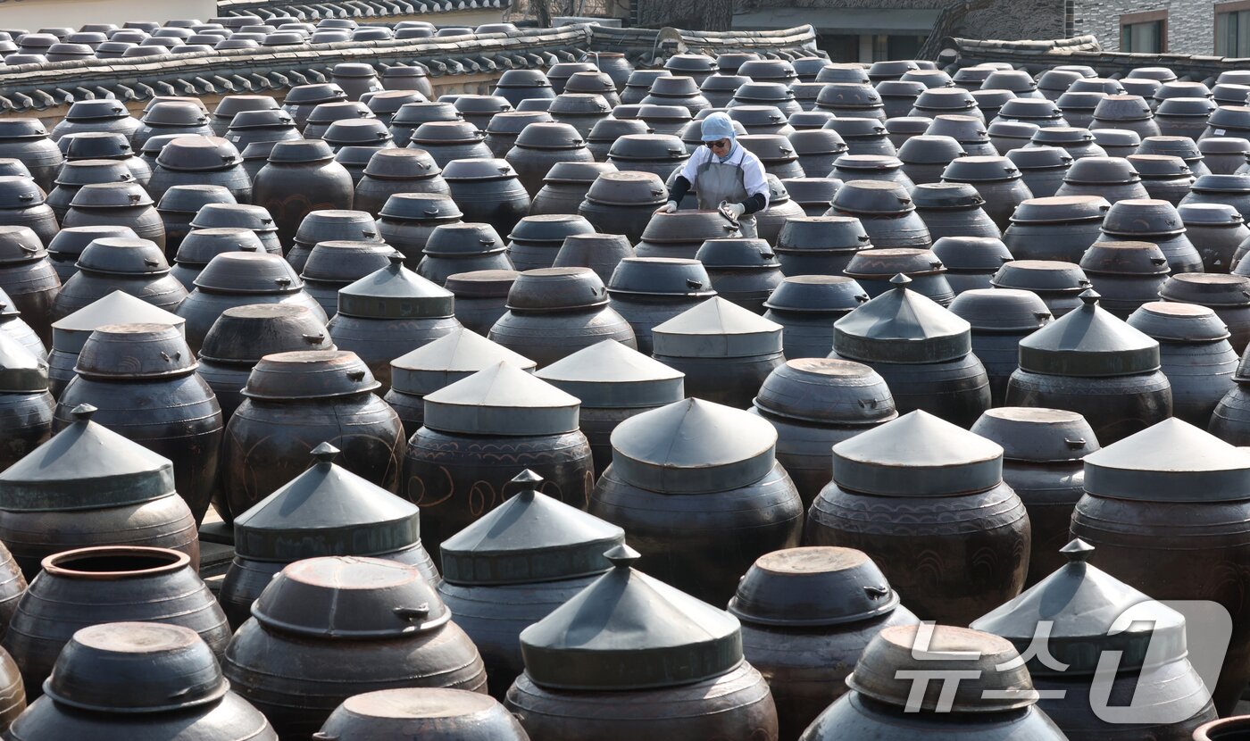 본문 이미지 - 절기상 춘분을 사흘 앞둔 17일 경기 안성시 일죽면 서일농원에서 직원들이 장독대를 닦고 있다. 2026.3.17 ⓒ 뉴스1 김영운 기자