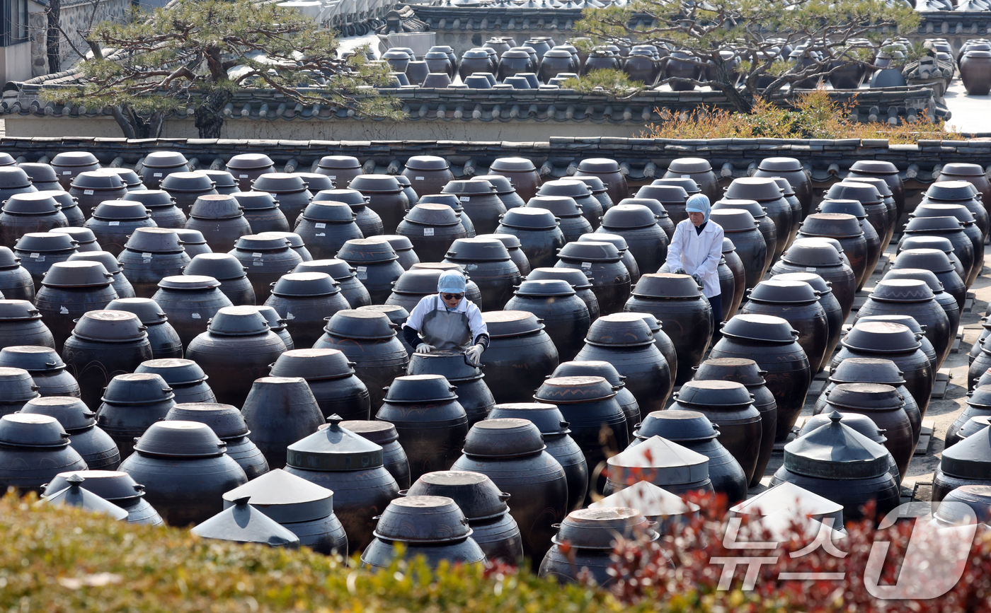 (안성=뉴스1) 김영운 기자 = 절기상 춘분을 사흘 앞둔 17일 경기 안성시 일죽면 서일농원에서 직원들이 장독대를 닦고 있다. 2026.3.17/뉴스1