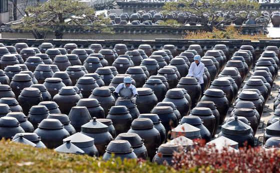 봄 닦아내는 직원들