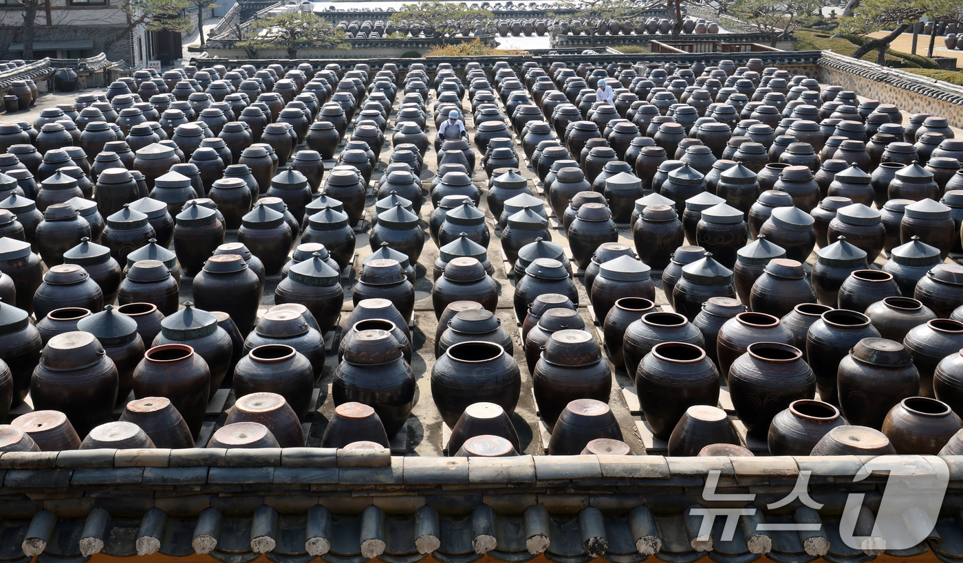 (안성=뉴스1) 김영운 기자 = 절기상 춘분을 사흘 앞둔 17일 경기 안성시 일죽면 서일농원에서 직원들이 장독대를 닦고 있다. 2026.3.17/뉴스1