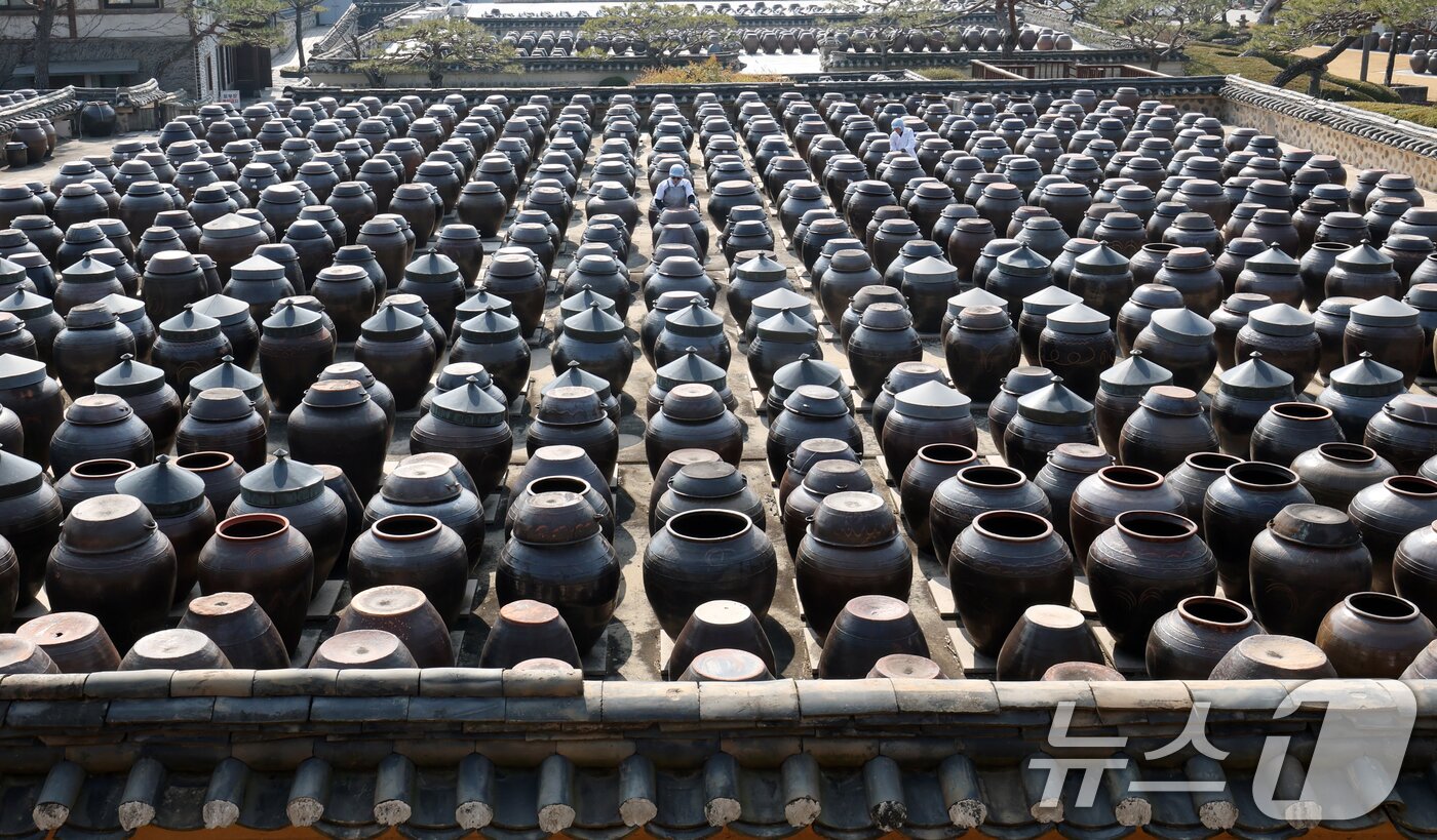 본문 이미지 - 절기상 춘분을 사흘 앞둔 17일 경기 안성시 일죽면 서일농원에서 직원들이 장독대를 닦고 있다. 2026.3.17 ⓒ 뉴스1 김영운 기자