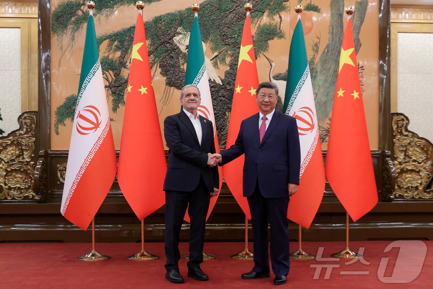본문 이미지 - 지난해 9월 2일 마수드 페제시키안 이란 대통령과 시진핑 중국 국가주석이 베이징에서 만나 악수하고 있다. 2025.09.02 ⓒ 로이터=뉴스1