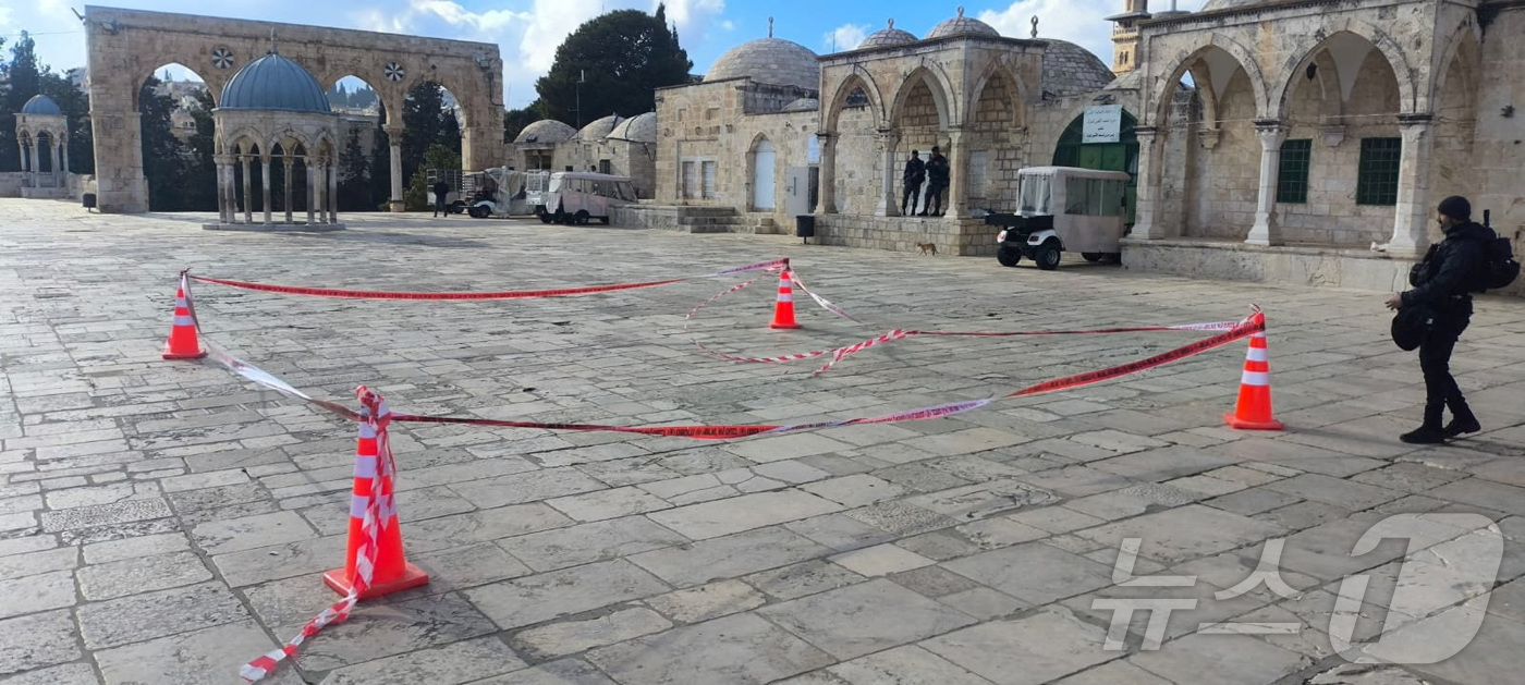 (예루살렘 로이터=뉴스1) 이정환 기자 = 16일(현지시간) 이란의 미사일 공격 이후 유대인들에게 성전산으로 알려진 알 아크사 사원 일대가 이스라엘 경찰이 예루살렘 구시가지와 성지 …