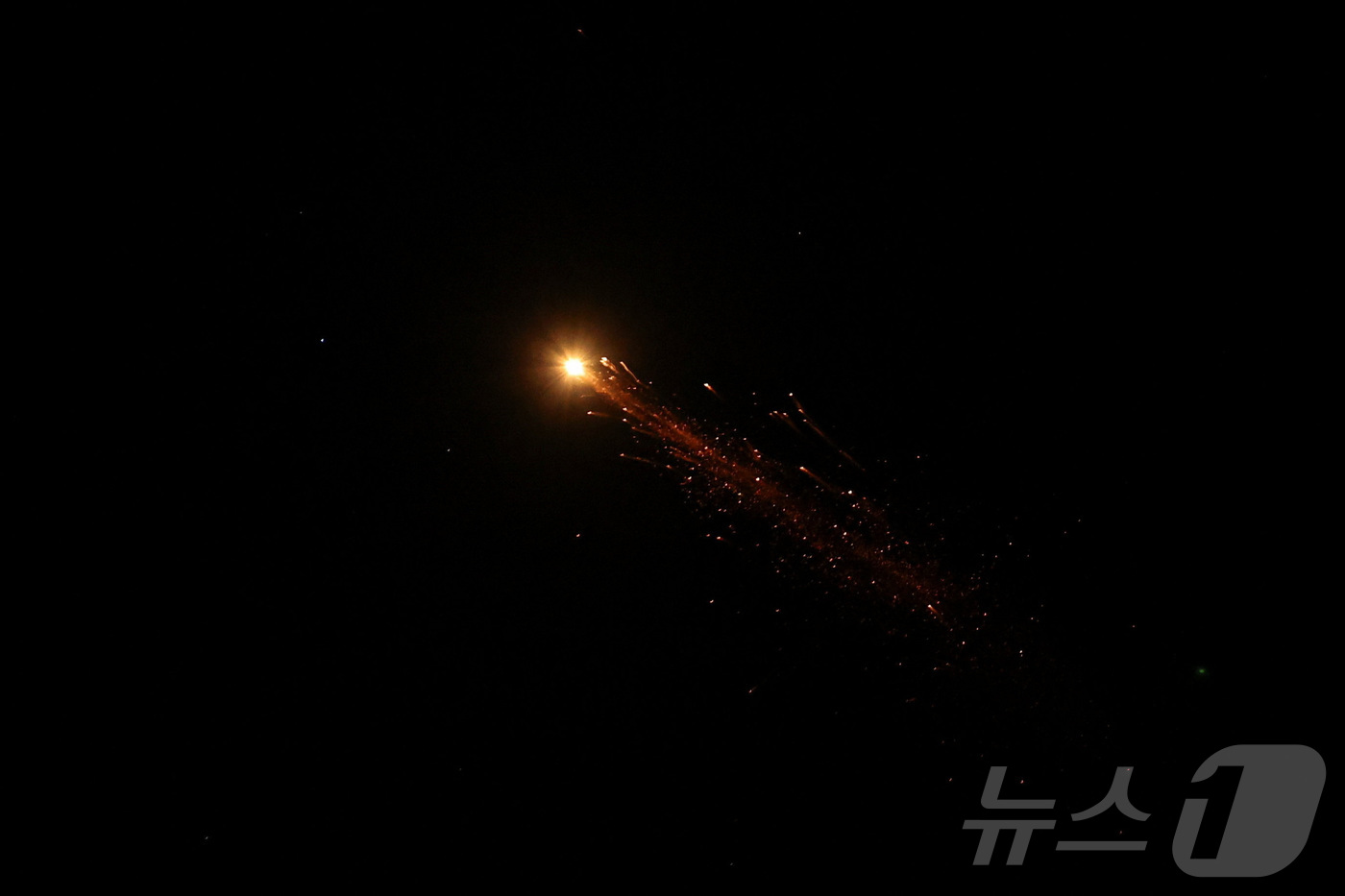 (텔아비브 로이터=뉴스1) 권영미 기자 = 17일 밤 미·이스라엘과 이란 간 충돌 속에 이스라엘 텔아비브 상공에서 이란 미사일이 요격되며 불빛과 화염이 번졌다. 2026.03.17 …
