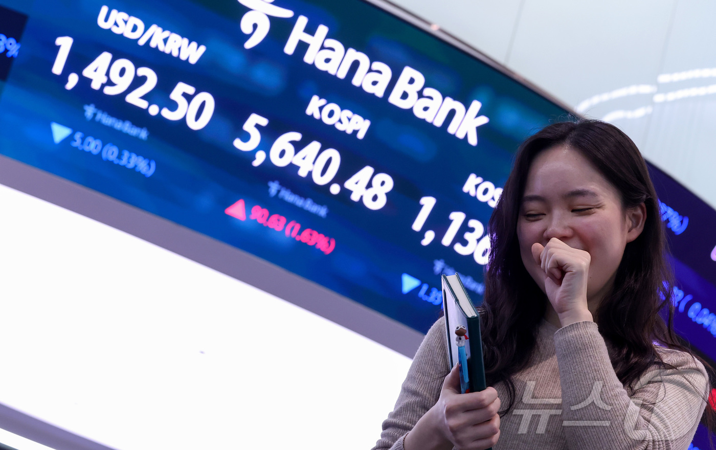 (서울=뉴스1) 김성진 기자 = 17일 서울 중구 하나은행 본점 딜링룸 전광판에 종가가 표시되고 있다.이날 코스피는 전일 종가와 비교해 90.63포인트(1.63%) 상승한 5640 …