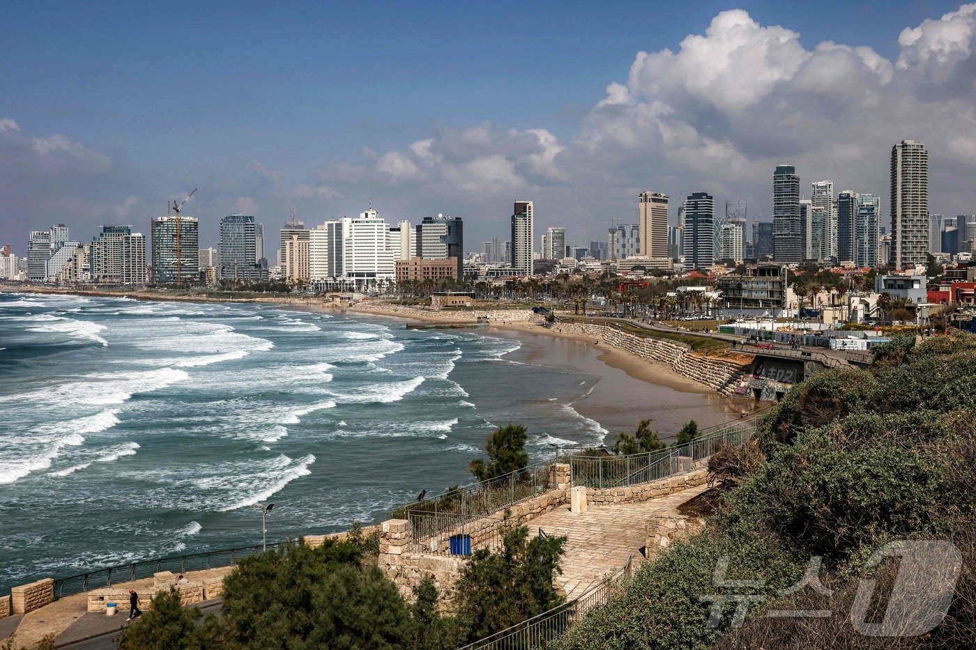 (텔아비브 AFP=뉴스1) 이정환 기자 = 16일(현지시간) 이스라엘의 텔아비브에서 해안선으로 파도가 밀려오고 있다. 2026.03.16.ⓒ AFP=뉴스1