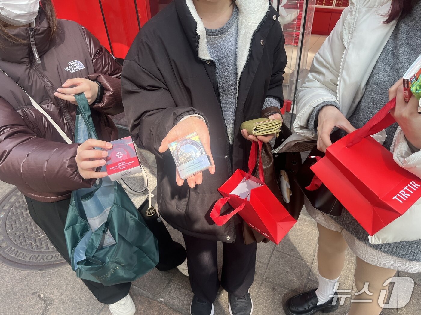 본문 이미지 - 이번 BTS 공연 관람차 친구들과 국내를 방문한 릴리씨는 티르티르 매장에서 쿠션 제품을 샀다고 말했다. ⓒ 뉴스1 신민경 기자