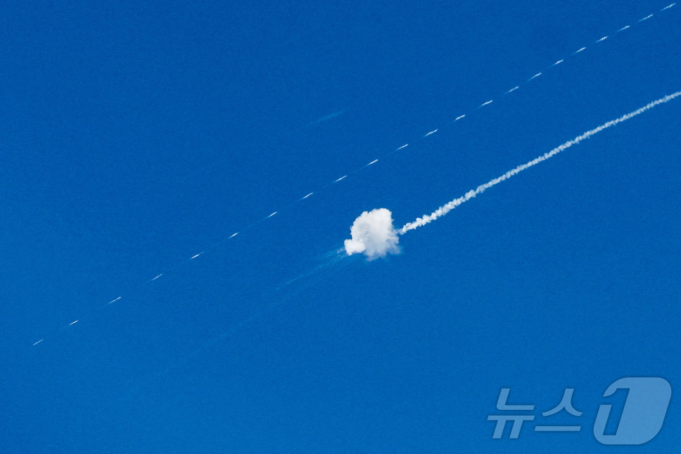 (헤브론 로이터=뉴스1) 권영미 기자 = 이스라엘 방공망이 16일(현지시간) 이란 미사일을 요격하고 있다. 이스라엘 점령지인 서안 헤브론에서 바라본 장면.2026.03.16.ⓒ 로 …