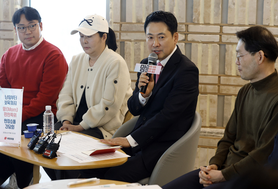 참석자 발언 듣고 인사말 하는 장동혁 대표