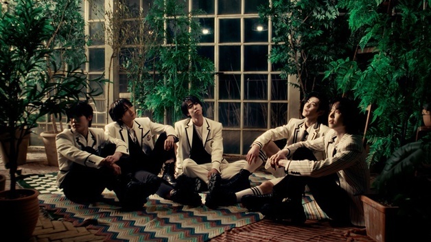 '데뷔 D-1' 엠비오 '쇼타임' 뮤비 티저 공개…강렬 첫인상