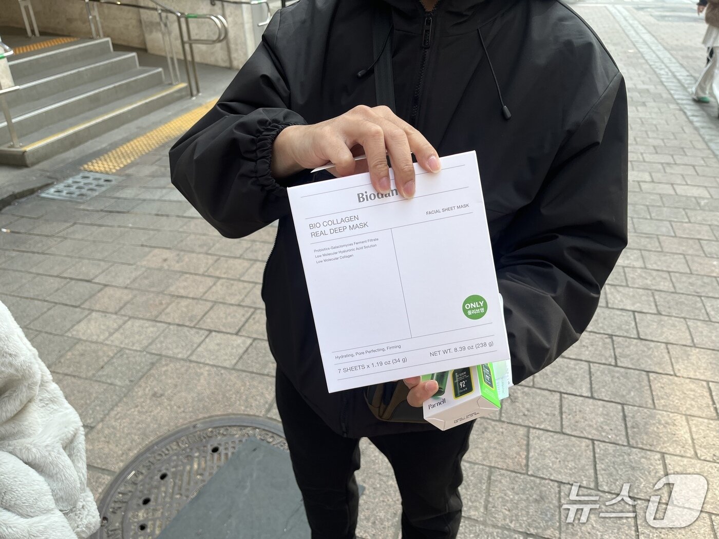 본문 이미지 - 말레이시아에서 온 직장인 케이엘씨는 바이오던스 마스크팩 제품을 구매했다고 소개했다. ⓒ 뉴스1 신민경 기자