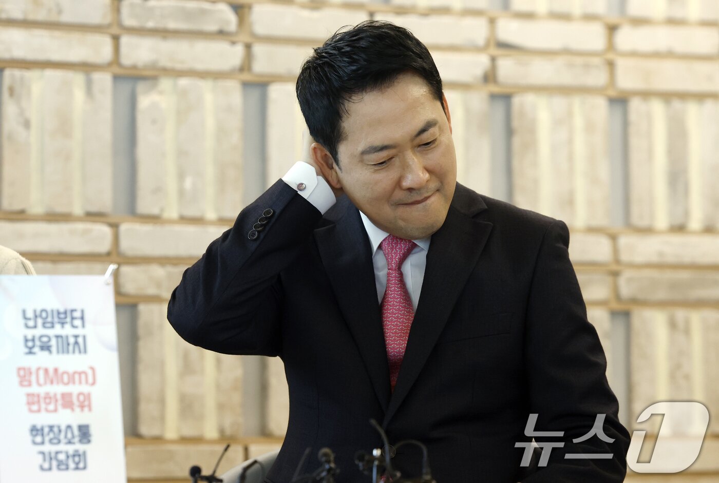 본문 이미지 - 장동혁 국민의힘 대표가 지난 17일 오후 서울시 마포구 마포대로 채그로에서 열린 맘(Mom)편한특별위원회 저출생영유아보육분과위원회 1차 현장 간담회에 참석해 생각에 잠겨 있다. 2026.3.17 ⓒ 뉴스1 박정호 기자