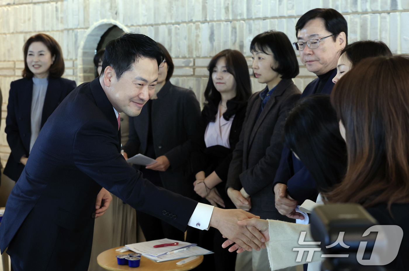 (서울=뉴스1) 박정호 기자 = 장동혁 국민의힘 대표가 17일 오후 서울시 마포구 마포대로 채그로에서 열린 맘(Mom)편한특별위원회 저출생영유아보육분과위원회 1차 현장 간담회에서 …