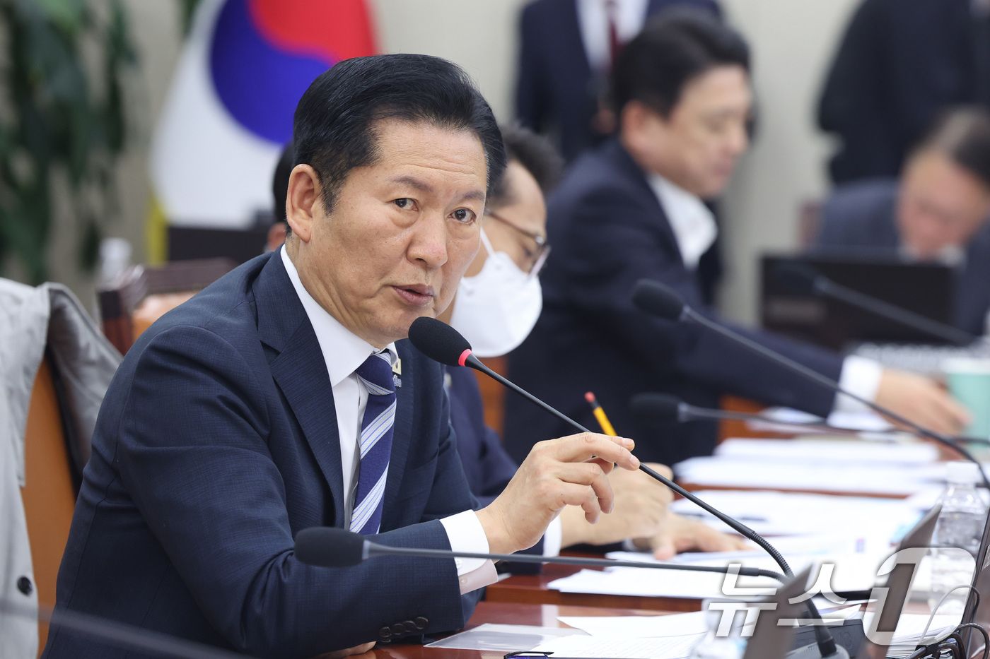 (서울=뉴스1) 신웅수 기자 = 정청래 더불어민주당 대표가 17일 서울 여의도 국회에서 국방위원회 전체회의에서 안규백 국방부 장관에게 질의하고 있다. 2026.3.17/뉴스1