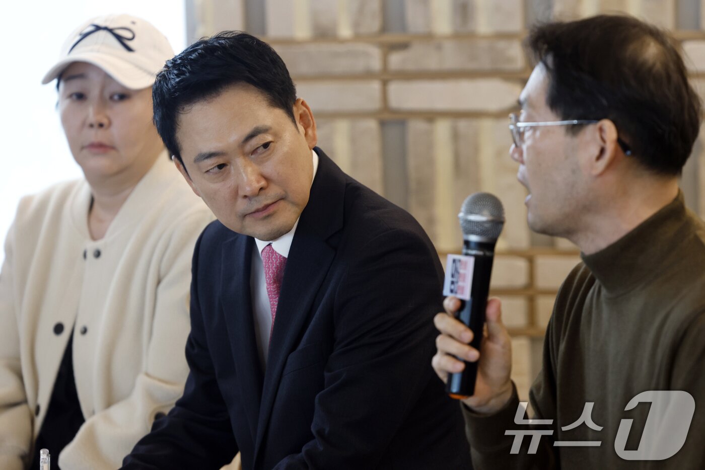 본문 이미지 - 장동혁 국민의힘 대표가 17일 오후 서울시 마포구 마포대로 채그로에서 열린 맘(Mom)편한특별위원회 저출생영유아보육분과위원회 1차 현장 간담회에서 참석자 발언을 경청하고 있다. 2026.3.17 ⓒ 뉴스1 박정호 기자