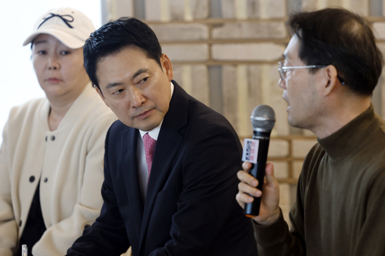 참석자 발언 경청하는 장동혁 대표