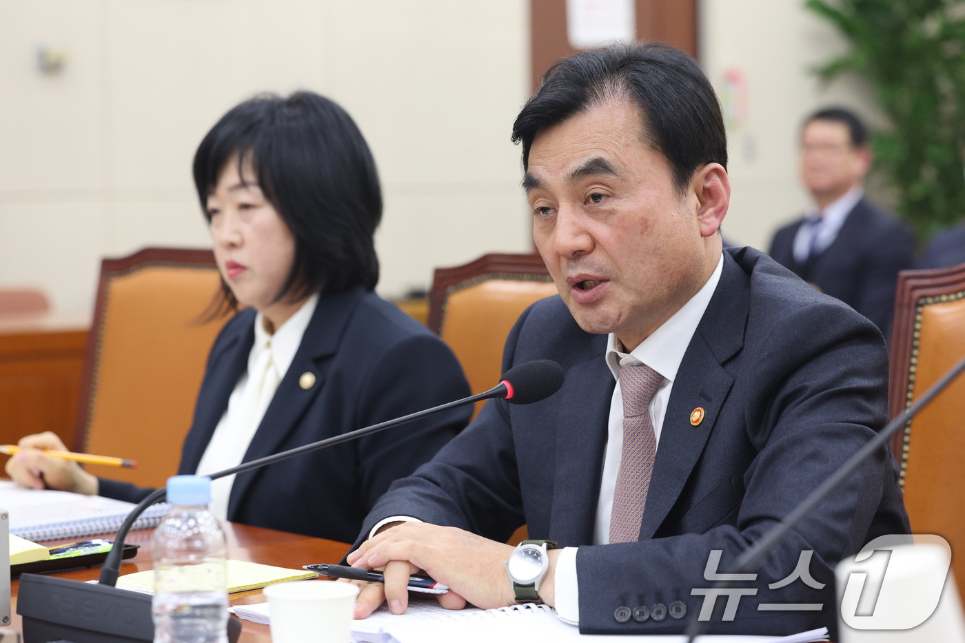 (서울=뉴스1) 신웅수 기자 = 안규백 국방부 장관이 17일 서울 여의도 국회에서 국방위원회 전체회의에서 의원 질의에 답변하고 있다. 2026.3.17/뉴스1