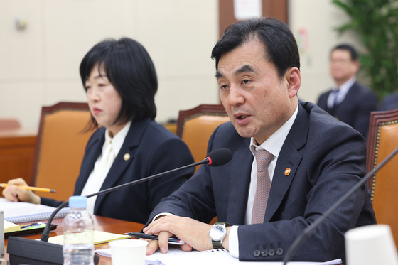 국바위원회 답변하는 안규백 국방장관