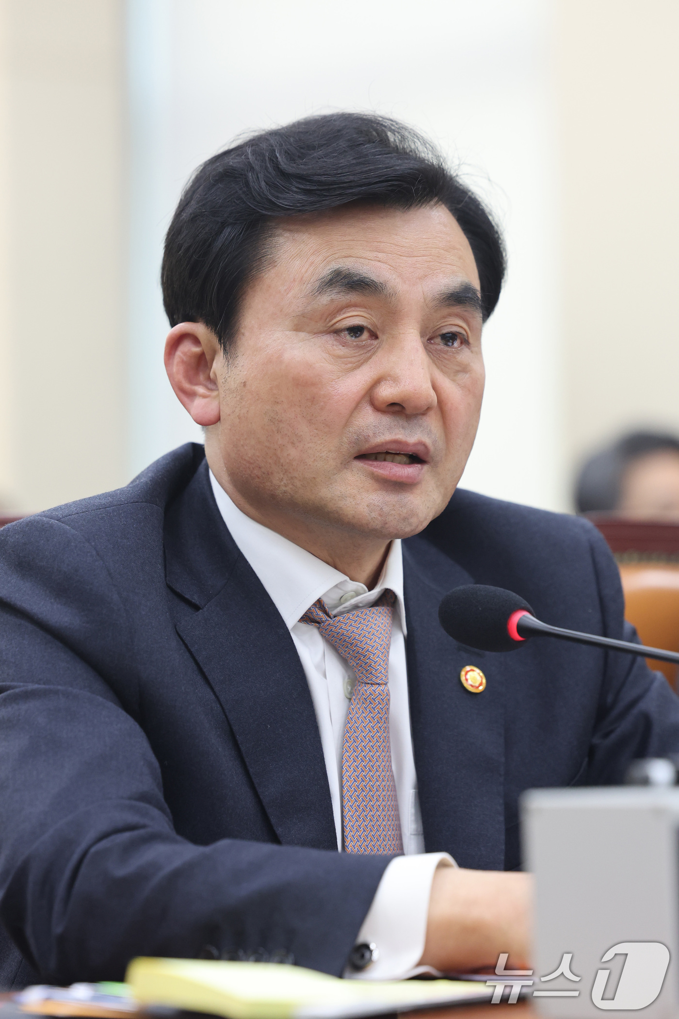 (서울=뉴스1) 신웅수 기자 = 안규백 국방부 장관이 17일 서울 여의도 국회에서 국방위원회 전체회의에서 의원 질의에 답변하고 있다. 2026.3.17/뉴스1