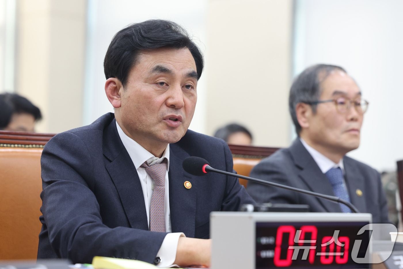 (서울=뉴스1) 신웅수 기자 = 안규백 국방부 장관이 17일 서울 여의도 국회에서 국방위원회 전체회의에서 의원 질의에 답변하고 있다. 2026.3.17/뉴스1