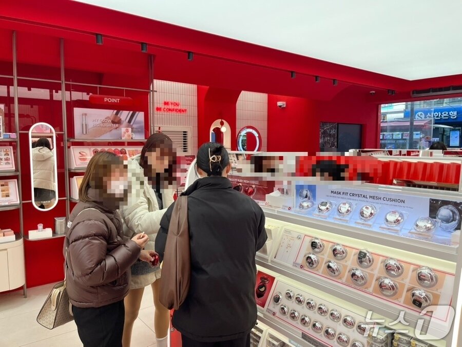 본문 이미지 - 일본인 관광객들이 티르티르 매장에서 제품을 살펴보고 있다. ⓒ 뉴스1 신민경 기자