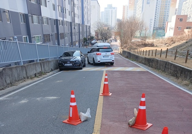 익산 아파트단지 앞 깊이 2m 싱크홀…"우수관 문제인 듯"