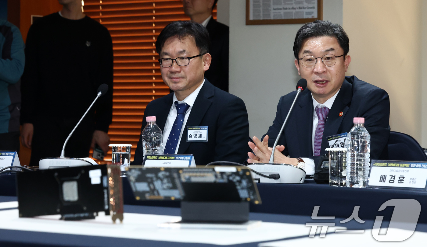 (서울=뉴스1) 최지환 기자 = 이억원 금융위원장이 17일 오후 서울 중구 프레스센터에서 열린 국민성장펀드 K엔비디아 육성 민관 합동 간담회에서 모두발언을 하고 있다. 2026.3 …