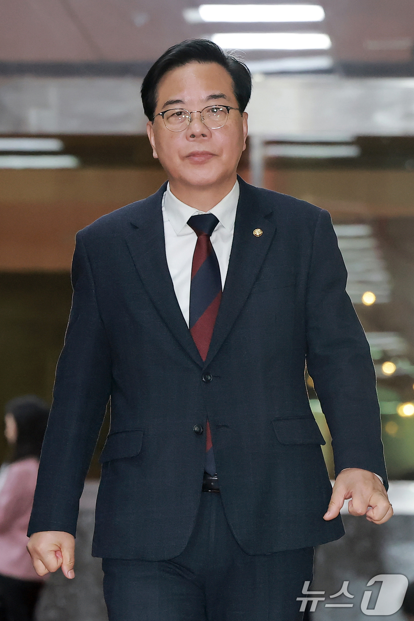 (서울=뉴스1) 신웅수 기자 = 송언석 국민의힘 원내대표가 17일 서울 여의도 국회에서 우원식 국회의장 주재 여야 원내대표 회동에 참석하기 위해 의장실로 향하고 있다. (공동취재) …