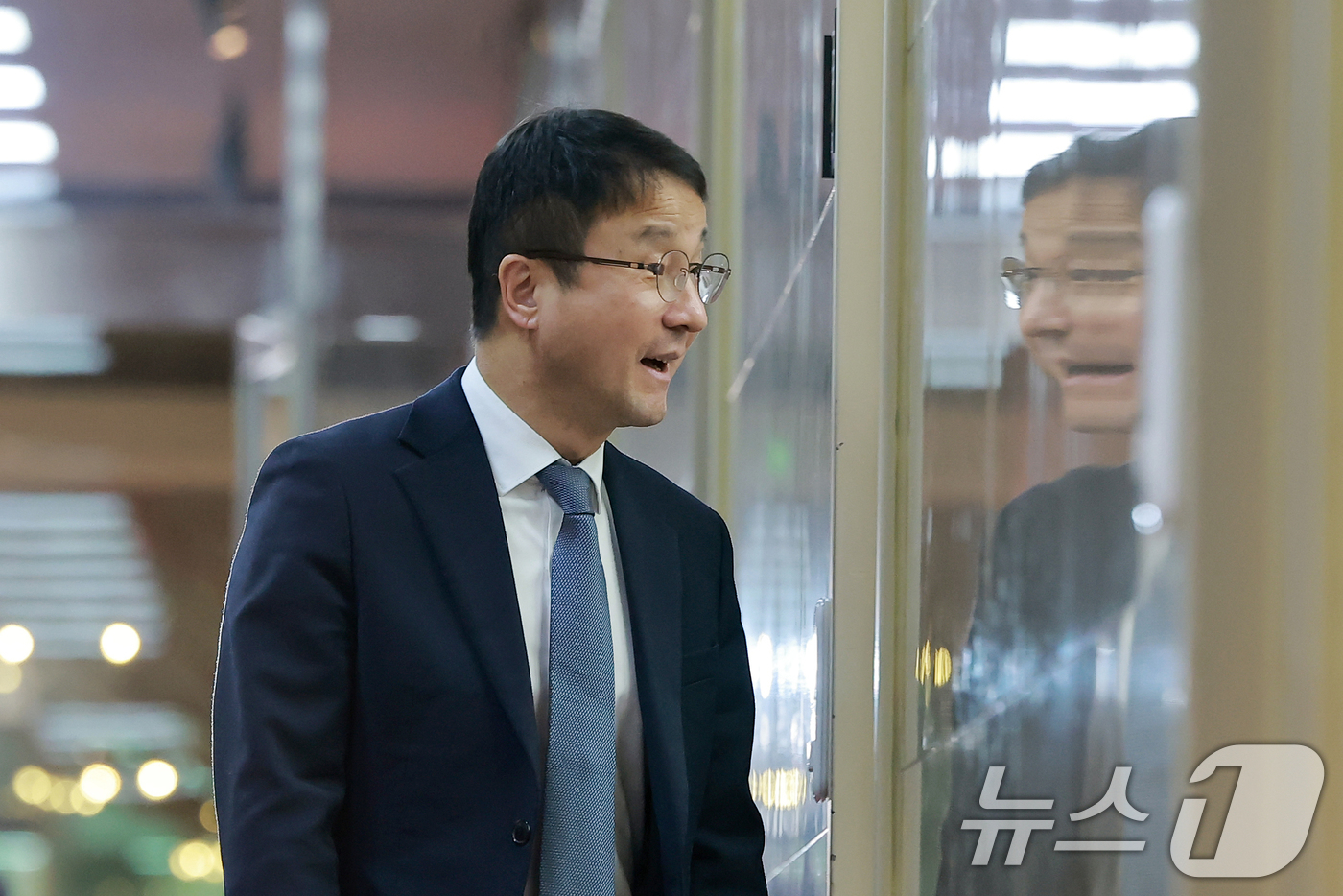 (서울=뉴스1) 신웅수 기자 = 한병도 더불어민주당 원내대표가 17일 서울 여의도 국회에서 우원식 국회의장 주재 여야 원내대표 회동에 참석하기 위해 의장실로 향하고 있다. (공동취 …