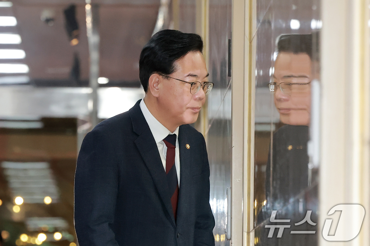 (서울=뉴스1) 신웅수 기자 = 송언석 국민의힘 원내대표가 17일 서울 여의도 국회에서 우원식 국회의장 주재 여야 원내대표 회동에 참석하기 위해 의장실로 향하고 있다. (공동취재) …