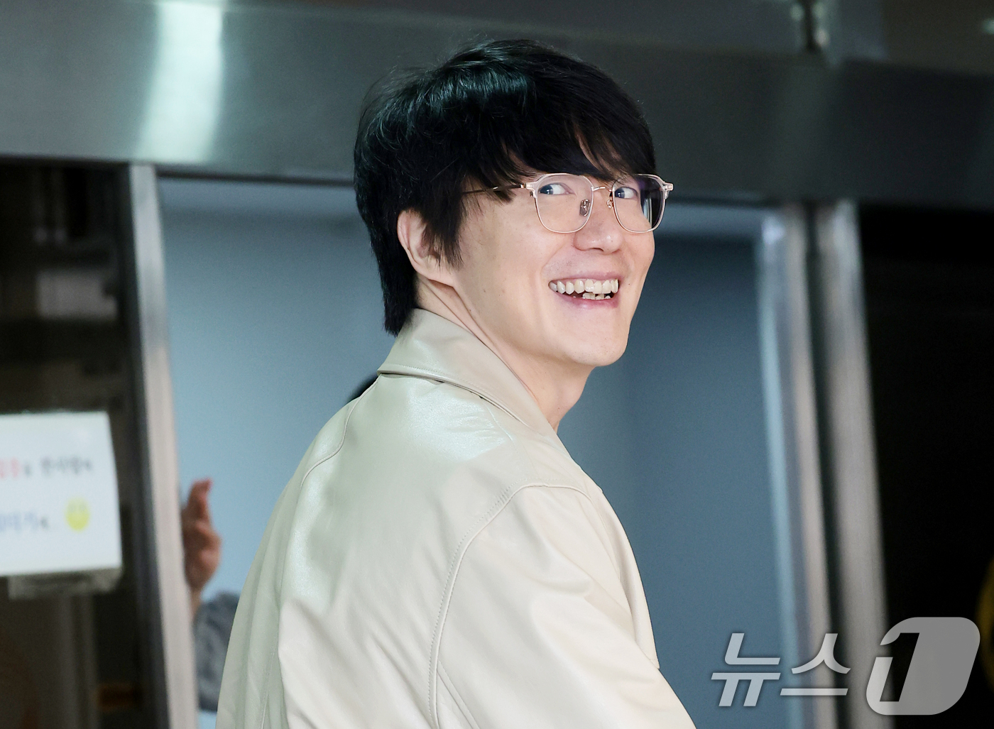 (서울=뉴스1) 권현진 기자 = 가수 성시경이 17일 서울 영등포구 KBS에서 진행된 KBS 2TV 음악 토크쇼 '더 시즌즈-성시경의 고막남친‘ 녹화를 위해 들어서고 있다. 202 …