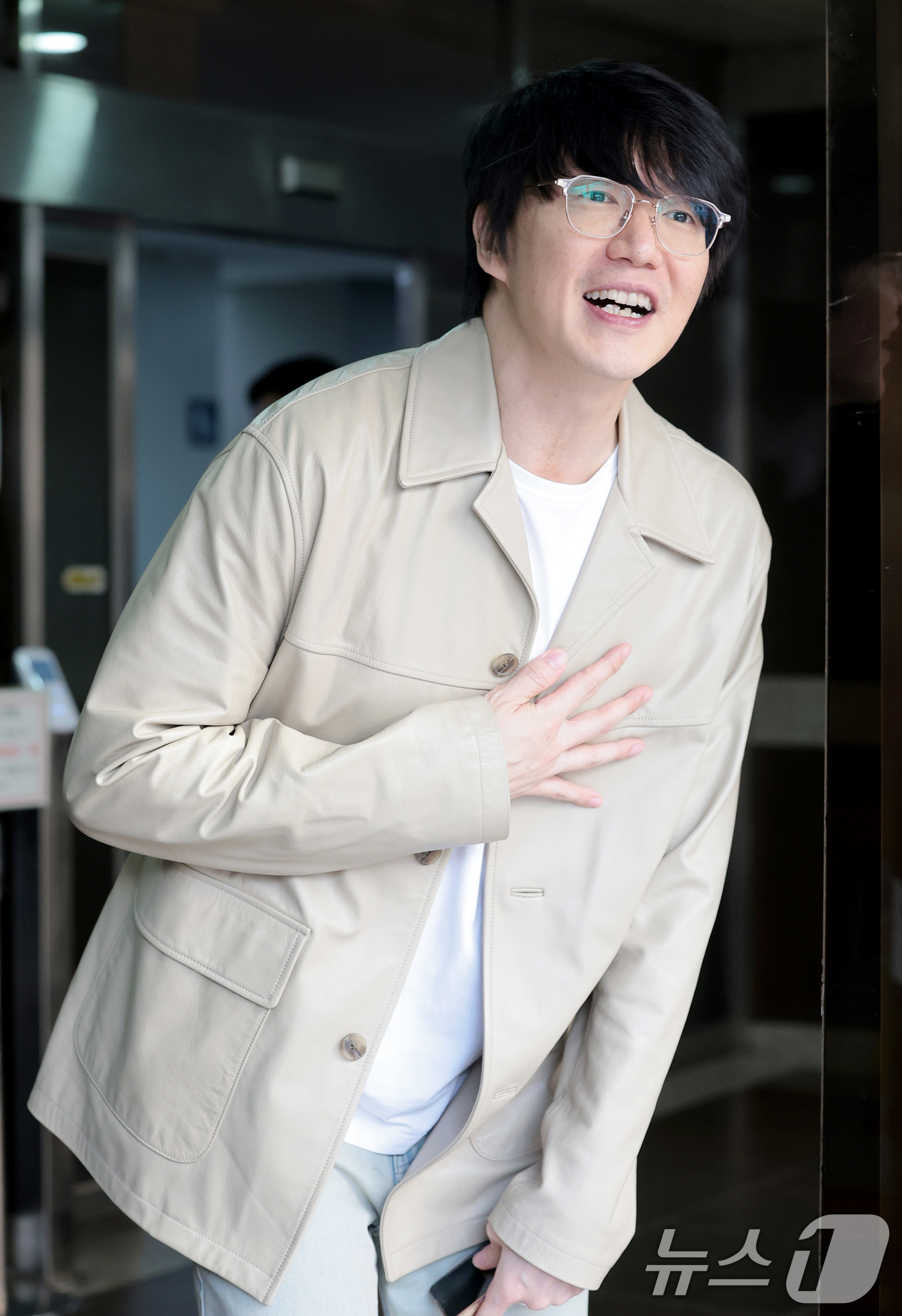 (서울=뉴스1) 권현진 기자 = 가수 성시경이 17일 서울 영등포구 KBS에서 진행된 KBS 2TV 음악 토크쇼 '더 시즌즈-성시경의 고막남친‘ 녹화를 위해 들어서고 있다. 202 …