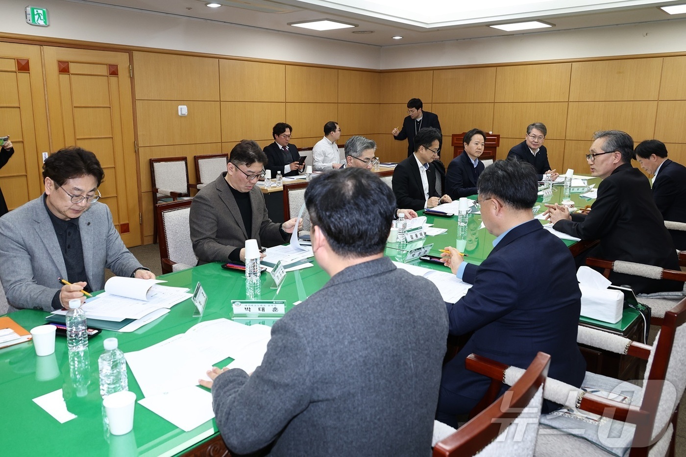 (대전=뉴스1) 이동원 기자 = 대전시는 17일 시청 다목적실에서 유득원 행정부시장 주재로 한국무역보험공사, 한국무역협회 등 7개 수출지원기관과 중동사태 대응을 위한 간담회를 개최 …