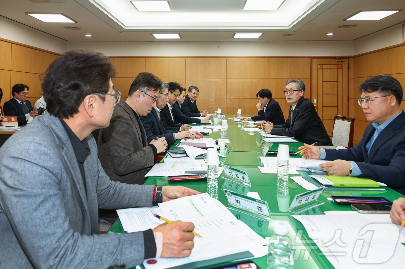 (대전=뉴스1) 이동원 기자 = 대전시는 17일 시청 다목적실에서 유득원 행정부시장 주재로 한국무역보험공사, 한국무역협회 등 7개 수출지원기관과 중동사태 대응을 위한 간담회를 개최 …