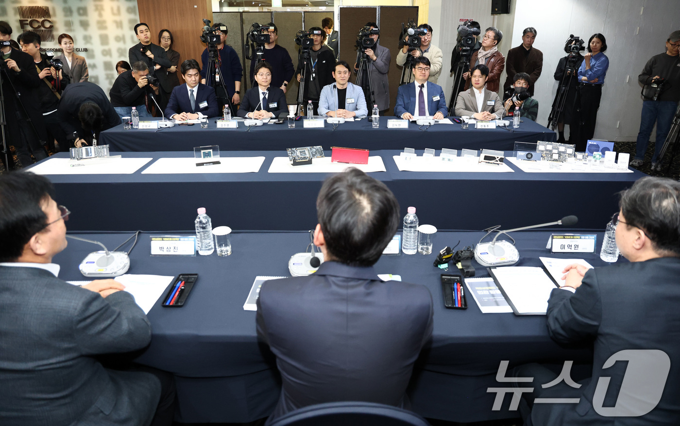 (서울=뉴스1) 최지환 기자 = 17일 오후 서울 중구 프레스센터에서 열린 국민성장펀드 K엔비디아 육성 민관 합동 간담회에 AI 반도체 기업 관계자들이 자리해 있다. 왼쪽부터 신성 …