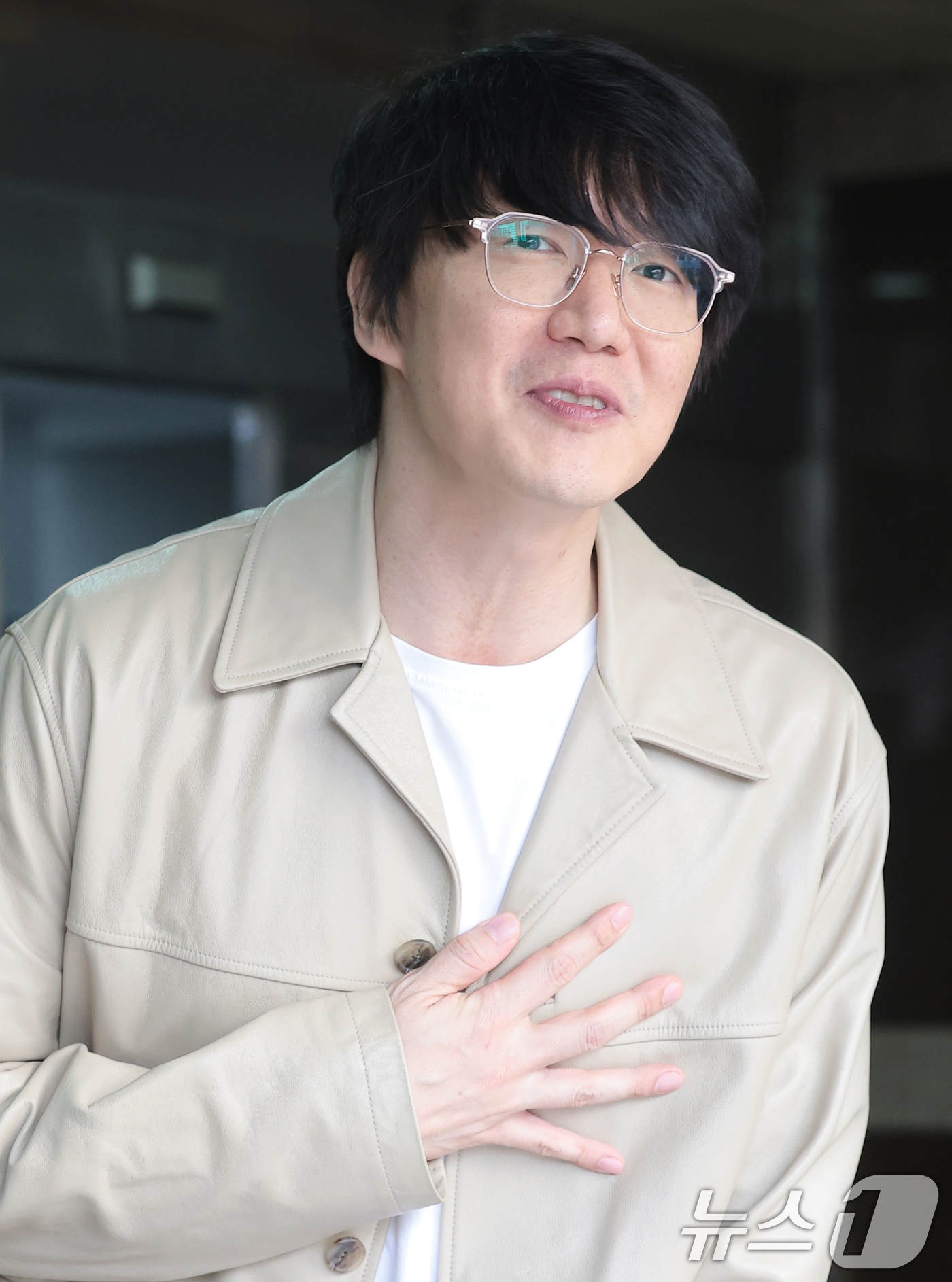 (서울=뉴스1) 권현진 기자 = 가수 성시경이 17일 서울 영등포구 KBS에서 진행된 KBS 2TV 음악 토크쇼 '더 시즌즈-성시경의 고막남친‘ 녹화를 위해 들어서며 인사를 하고 …