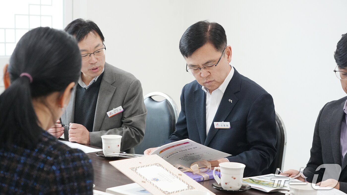 본문 이미지 - 신필승 부시장은 웨이크업 국제청소년센터 관계자들과도 만나 세계청년대회 대비 프로그램 준비 상황을 공유하고, 국제 청년 교류 활성화를 위한 협력 방안 등을 모색했다.(서산시 제공. 재판매 및 DB금지)2026.3.17/뉴스1