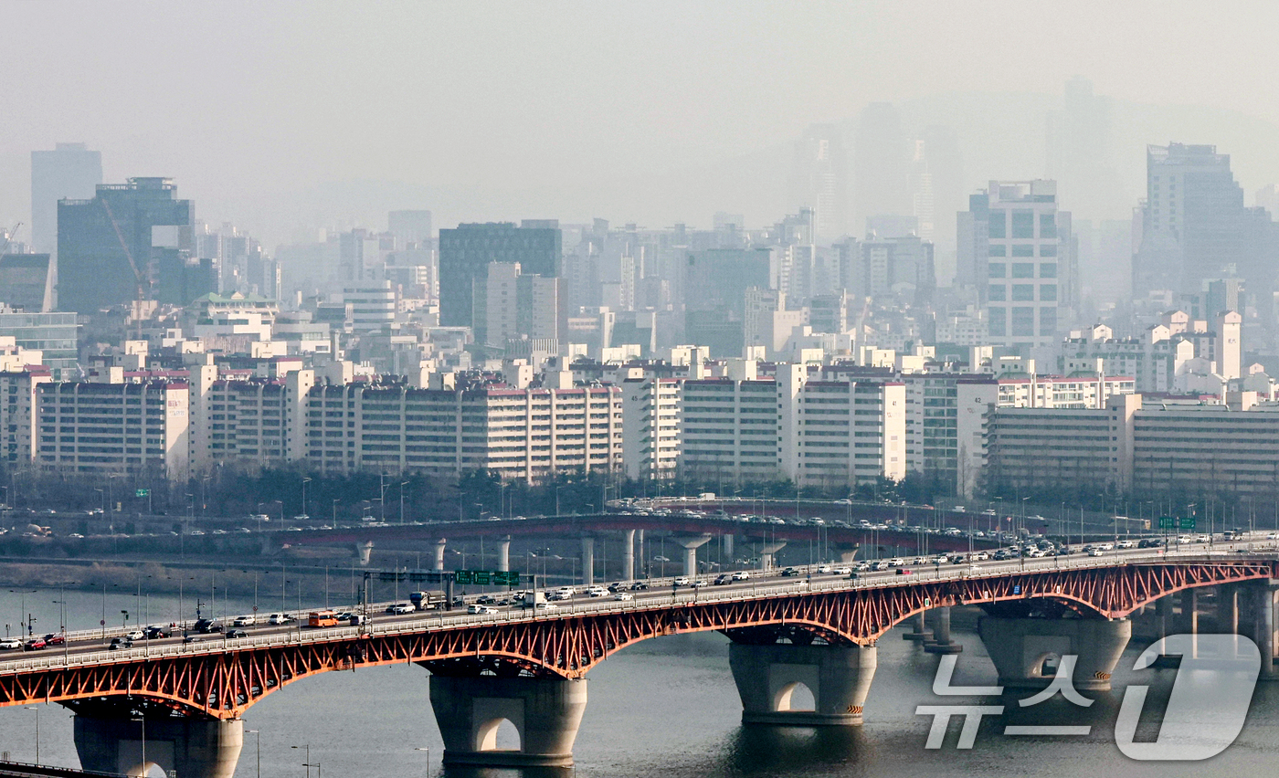(서울=뉴스1) 이호윤 기자 = 17일 국토교통부가 발표한 1월 1일 기준 공동주택 약 1585만 가구의 공시가격 올해 전국 평균 상승률은 9.16%로 2022년(17.20%) 이 …