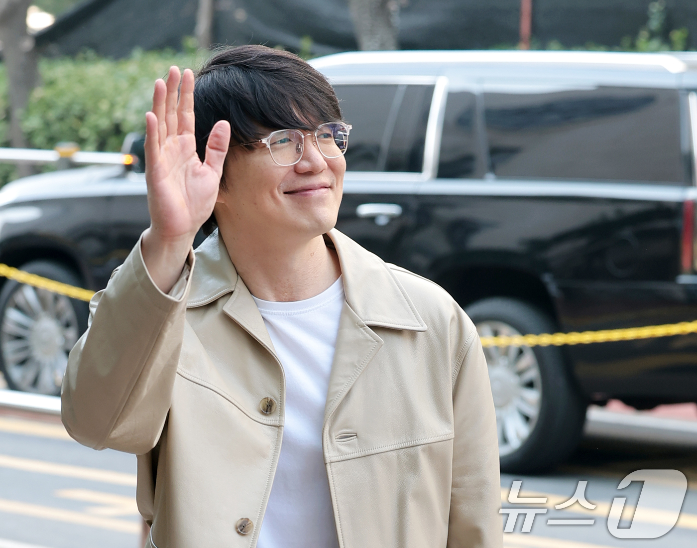 (서울=뉴스1) 권현진 기자 = 가수 성시경이 17일 서울 영등포구 KBS에서 진행된 KBS 2TV 음악 토크쇼 '더 시즌즈-성시경의 고막남친‘ 녹화에 참석하며 환호하는 팬들에게 …