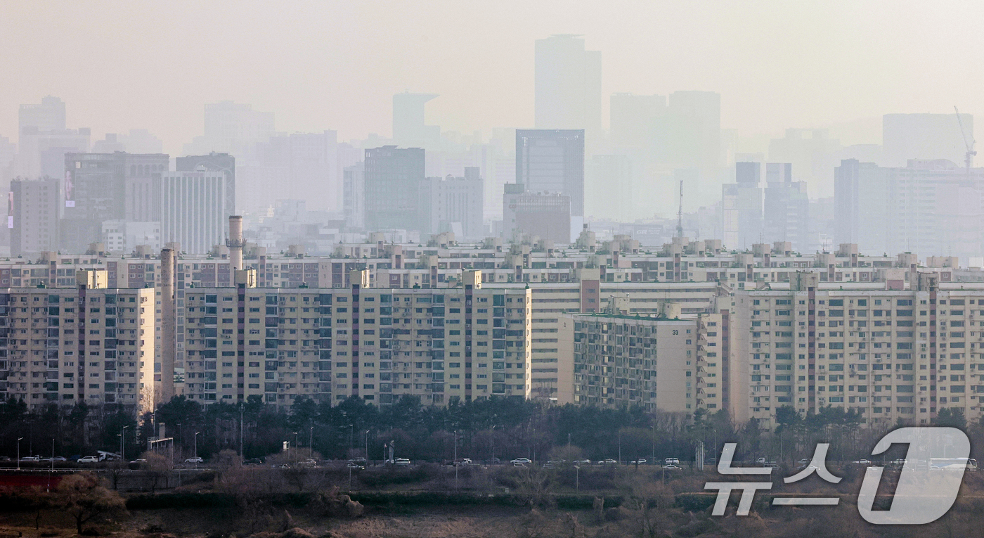 (서울=뉴스1) 이호윤 기자 = 17일 국토교통부가 발표한 1월 1일 기준 공동주택 약 1585만 가구의 공시가격 올해 전국 평균 상승률은 9.16%로 2022년(17.20%) 이 …